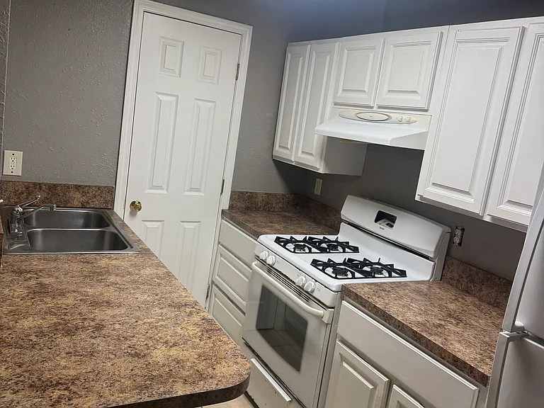 506 N Oak Ave — Photo 4