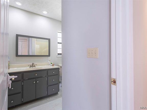 5th image of 937 Parkwood Ct