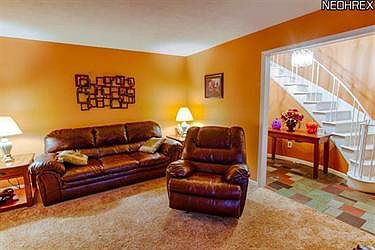 3rd image of 15 Meadowlawn Dr Unit 3