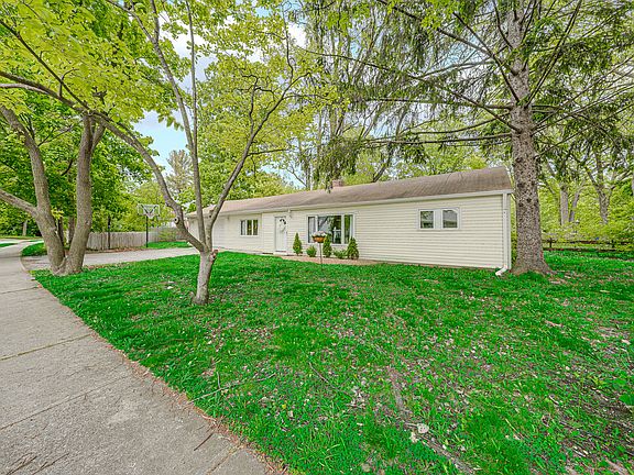 3rd image of 1415 Deerfield Pl