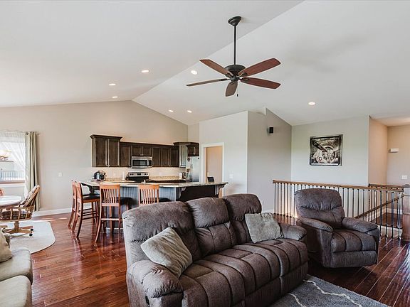 4th image of 615 Prairie Meadows Dr