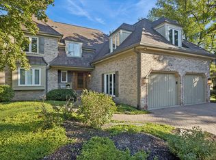 2 Tartan Lakes Cir, Westmont, IL 60559