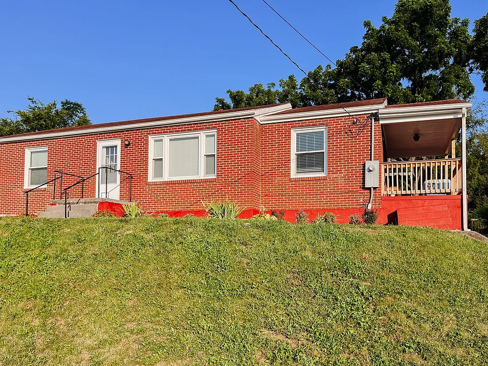 1105 N Main St