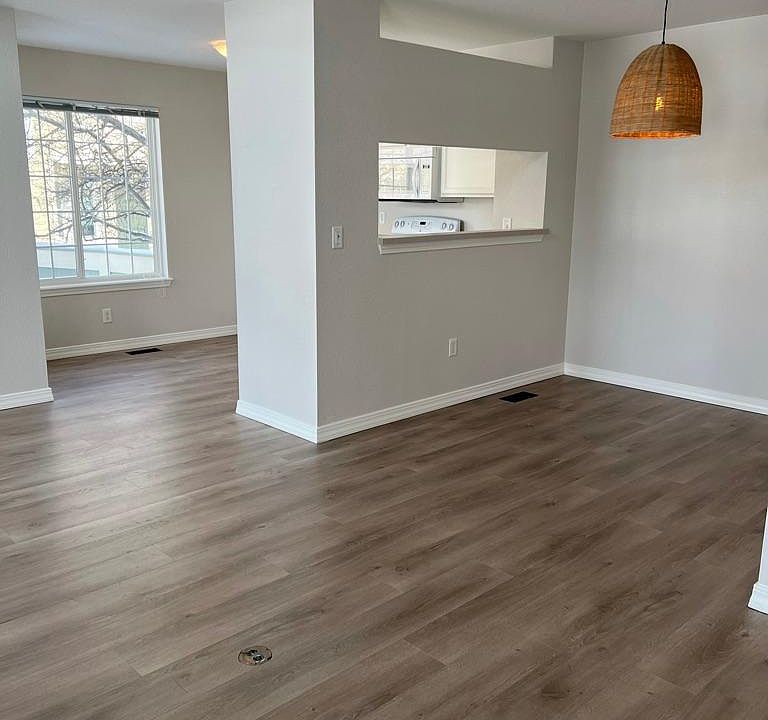 Dining room/kitchen area