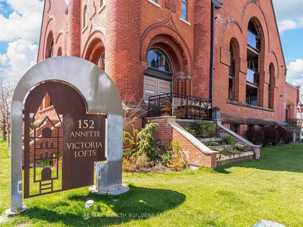 152 Annette St Unit 210, Toronto, ON M6P 1P4