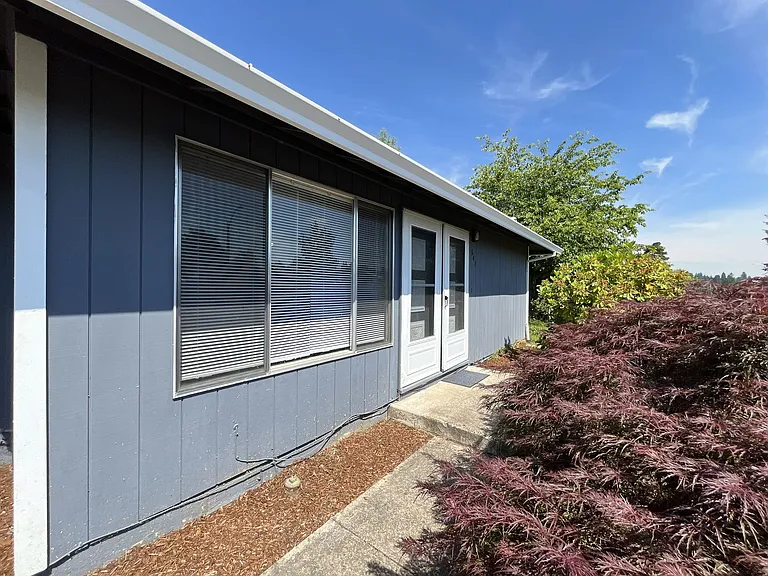 687 SE Barnes Ave — Photo 5