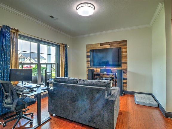 5th image of 498 Cameron Ct
