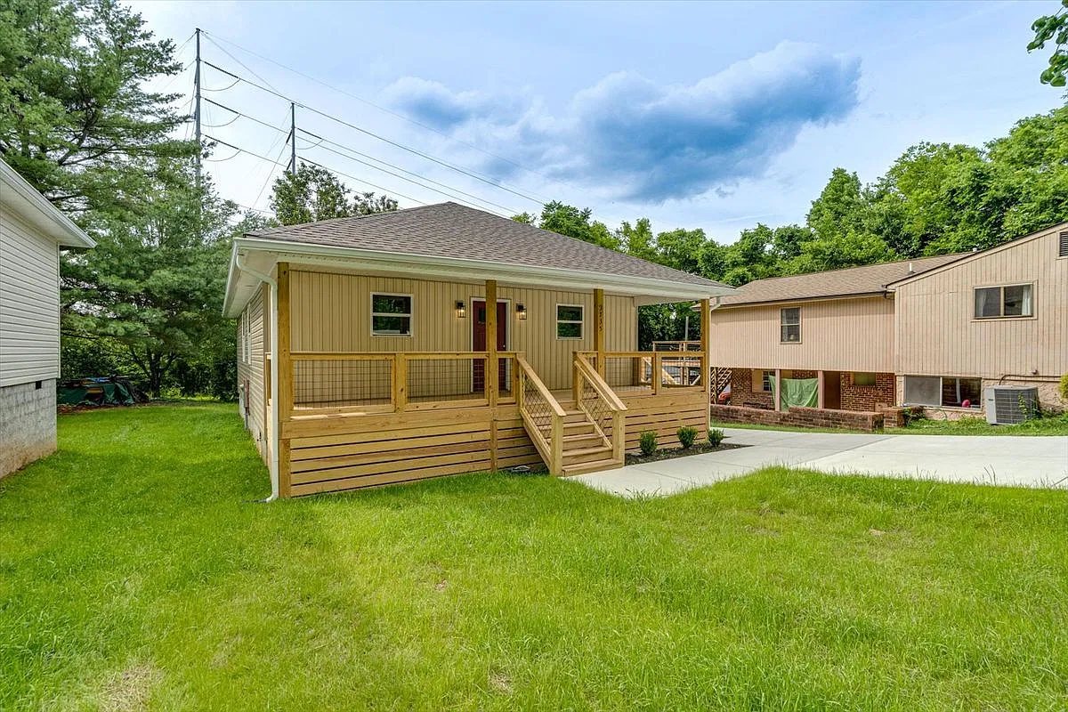 3 bed, 2.0 bath, 1200 sqft, $2,200 — Photo 3