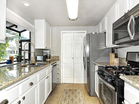 3rd image of 31 Hollyhock Ln