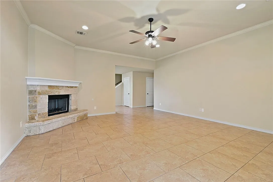 4 bed, 2374 sqft, $2,485 — Photo 3