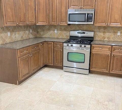 4th image of 10921 Whipple St #401