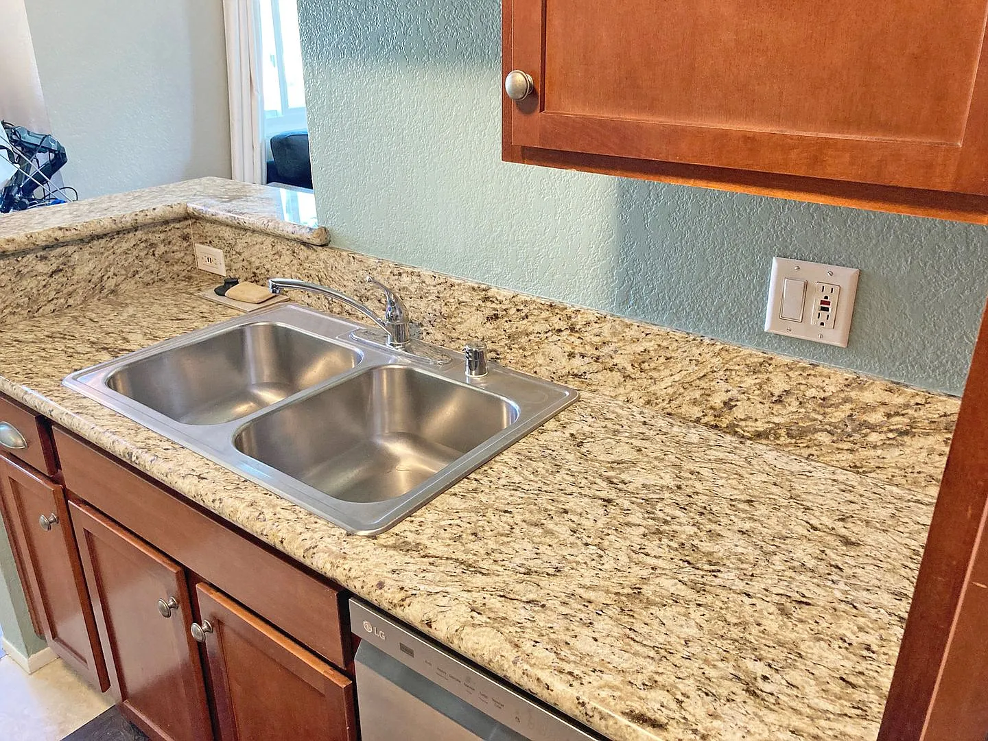 2nd floor 2 bed/ 2 bath condo in North Park/ Normal Heights! 1 car garage, driveway, WD in unit — Photo 4
