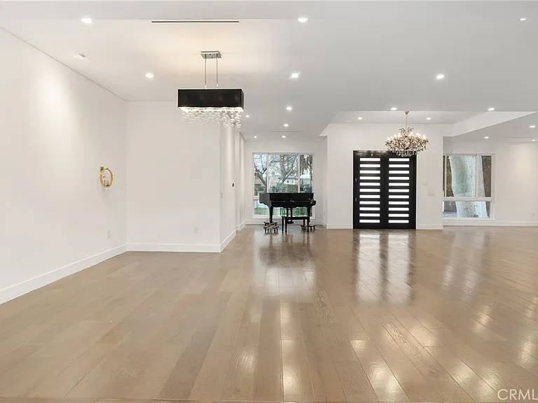 22904 Calvert St — Photo 14