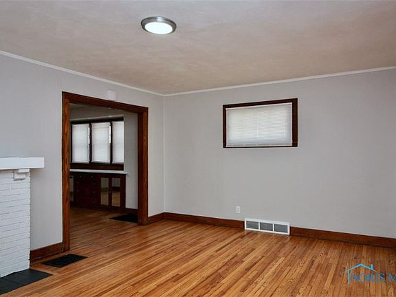 4th image of 1912 Parkdale Ave
