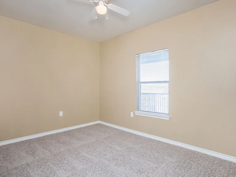 Lago Vista Apartments — Photo 25