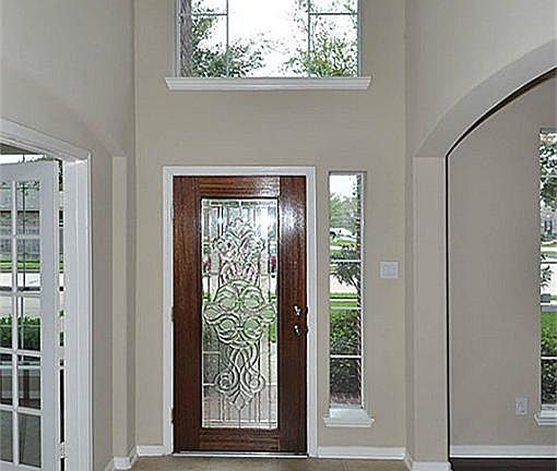 Welcoming 2-story entry.