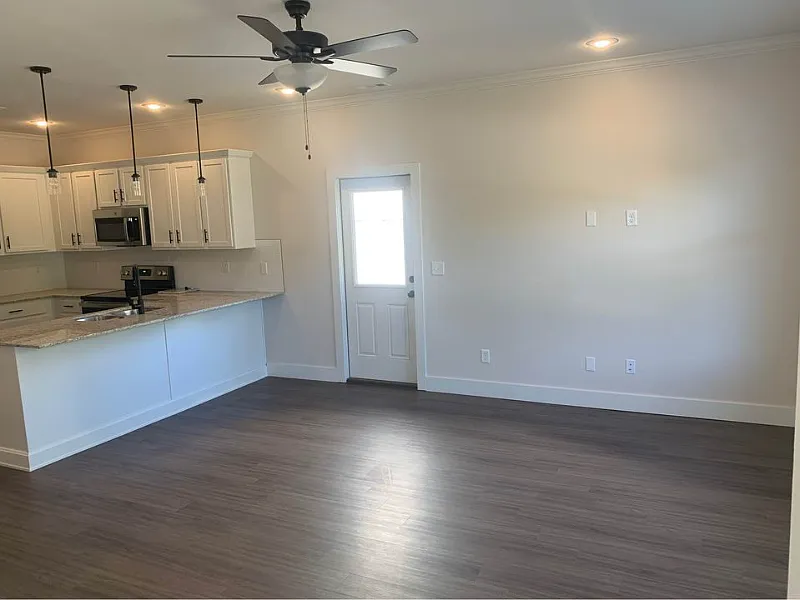 4 bed, 2000 sqft, $4,700 — Photo 3