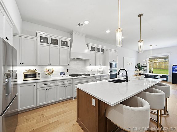 4th image of 1509 N 71st St