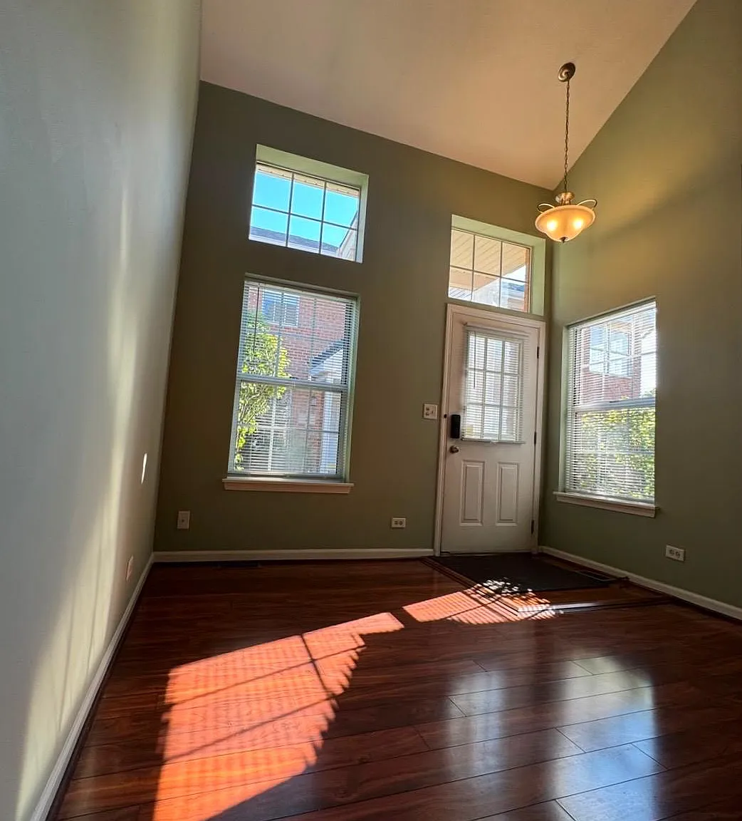 3 bed, 2.5 bath, 1306 sqft, $2,999 — Photo 3