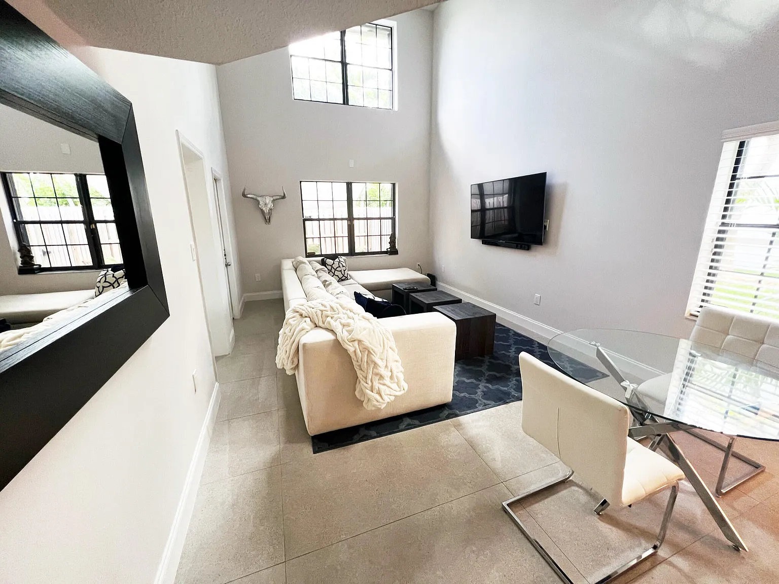 3 bed, 2.0 bath, 1408 sqft, $3,250 — Photo 2