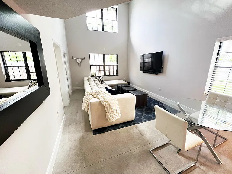 235 City View Dr — Photo 2