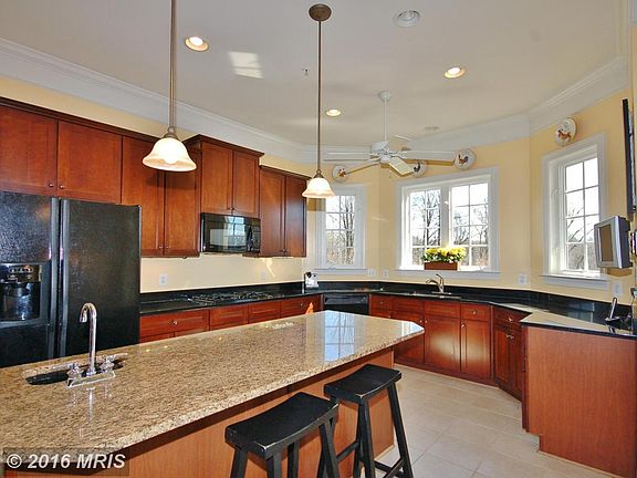 Kitchen Island/Breakfast Bar