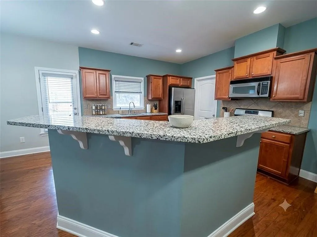 4 bed, 4.0 bath, 2270 sqft, $2,800 — Photo 3