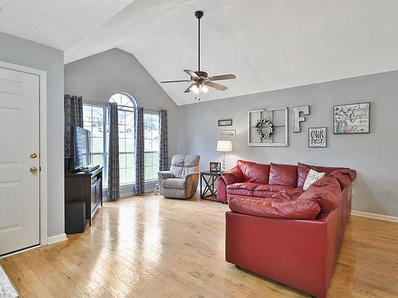 5th image of 320 Winchester Dr