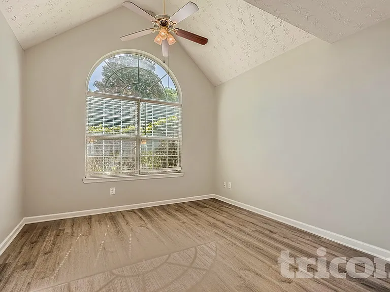 552 Howell Dr — Photo 16