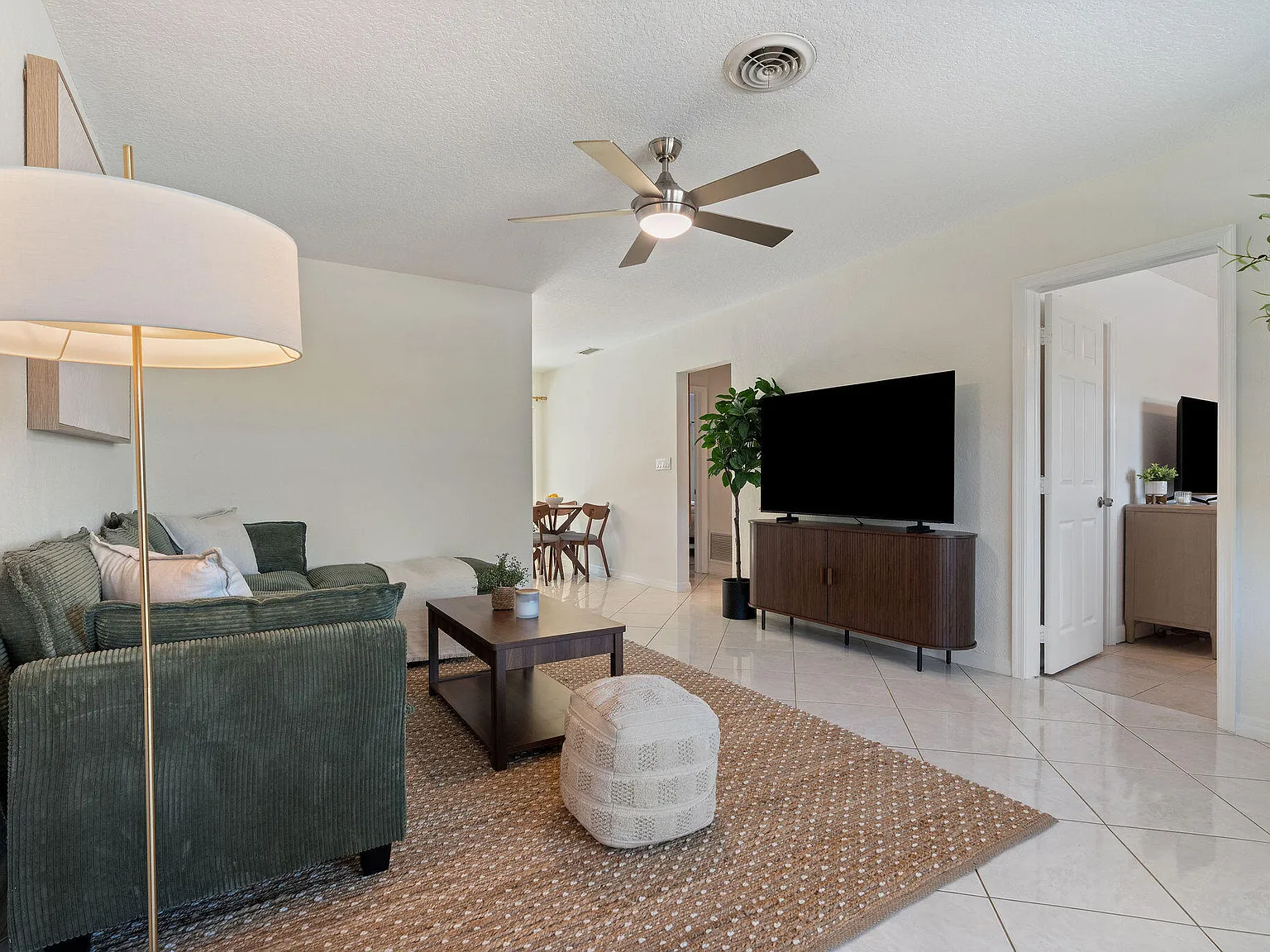 2 bed, 2.0 bath, 900 sqft, $4,000 — Photo 4