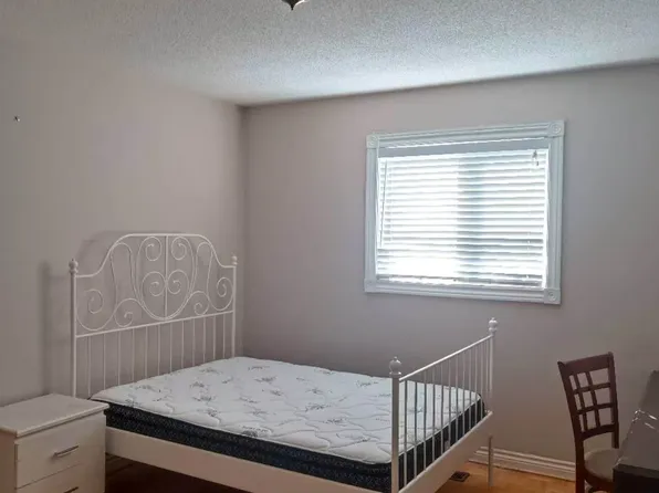 5672 Shillington Dr Room 1, Mississauga, ON L5R 3N5