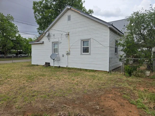 200 Avenue F SE, Childress, TX 79201