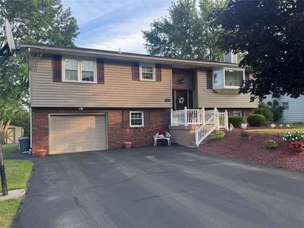 1034 Sarah Ln, Endicott, NY 13760