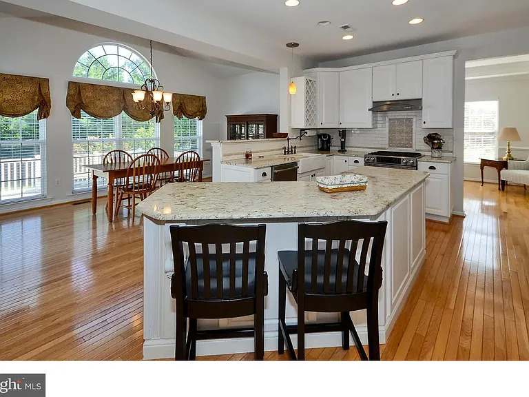 584 Leslie Ln — Photo 19