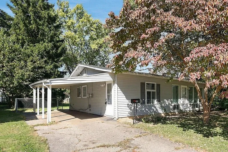 3 bed, 1.0 bath, $1,395 — Photo 2