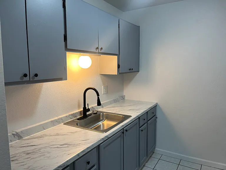 Renovated, Large UNM Area 2 Bed Apt w/ Washer / Dryer and Private Yard — Photo 1