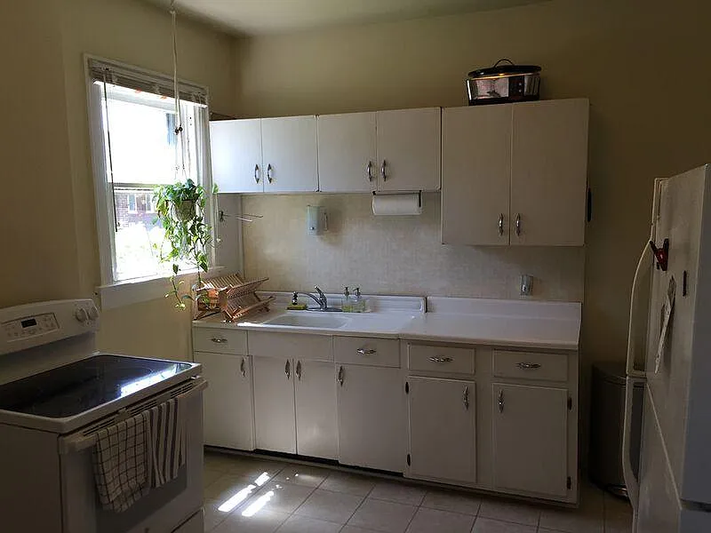 1703 Oak St — Photo 4
