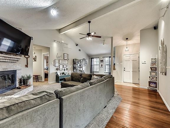 3rd image of 2909 Branch Hollow Dr