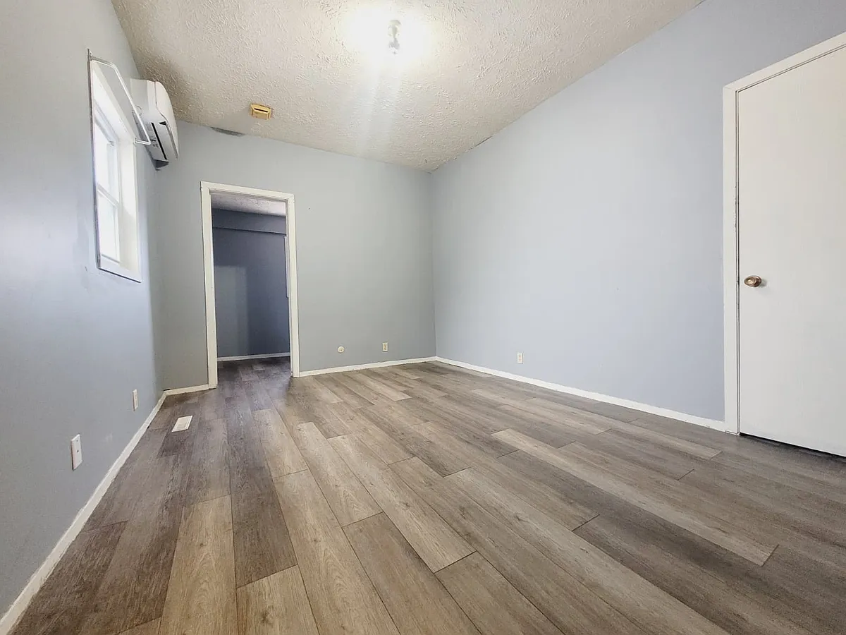 Building Photo - 504 E 4th St #2