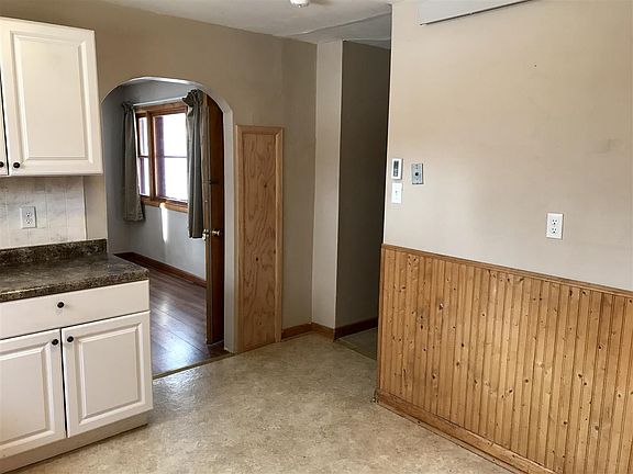 5th image of 133 E Broadway St