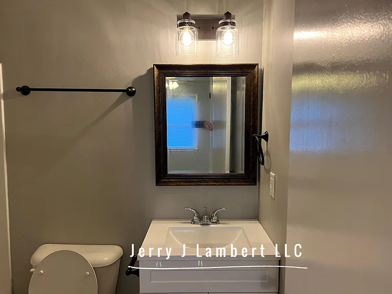Hall full bath with tub/shower