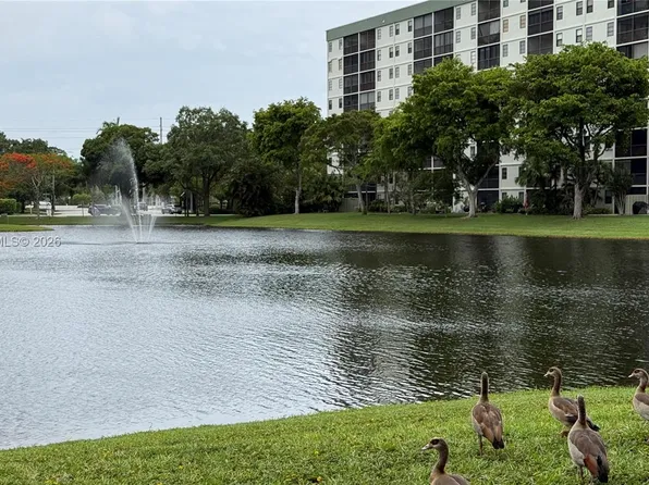 2236 N Cypress Bend Dr APT 207, Pompano Beach, FL 33069