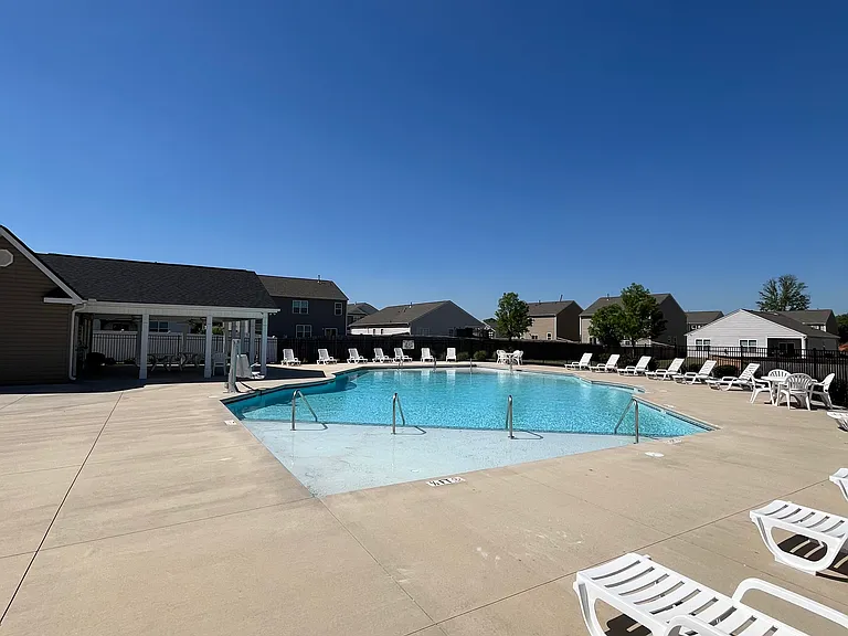 405 Arkwright Ln — Photo 3