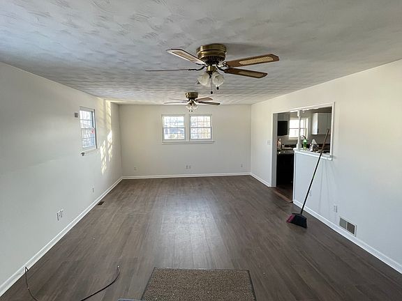 3rd image of 1049 Iroquois Ave
