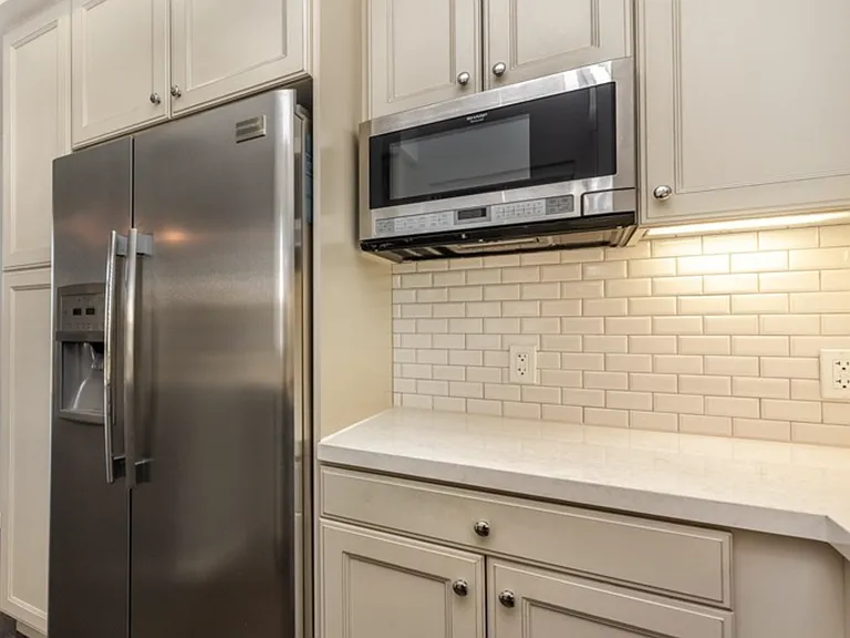 1625 Granville Ave #202 — Photo 9