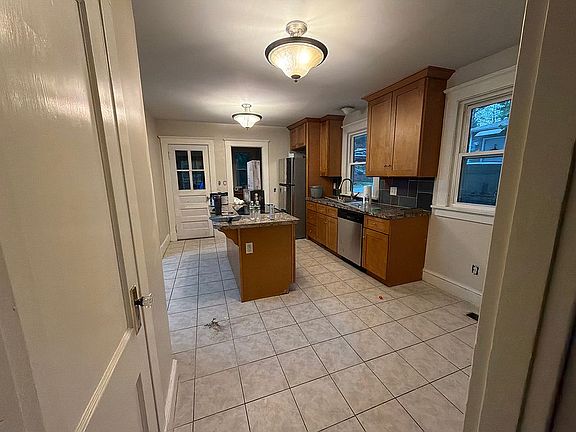 4th image of 35 Stanley Ave