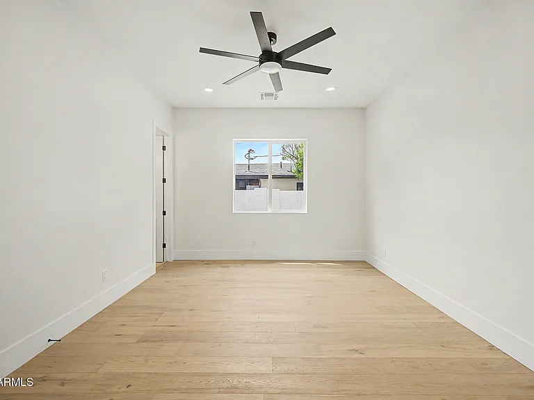 3229 E Roma Ave — Photo 32