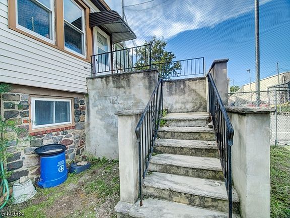 4th image of 515 Monroe St