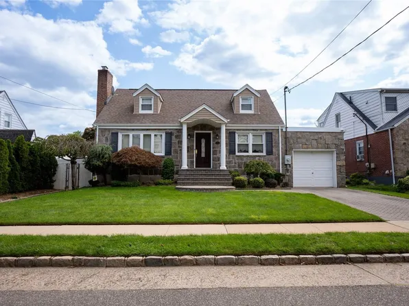 14 Evergreen Avenue, New Hyde Park, NY 11040