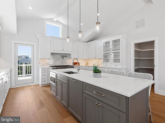 5th image of 67 Long Beach Blvd #B